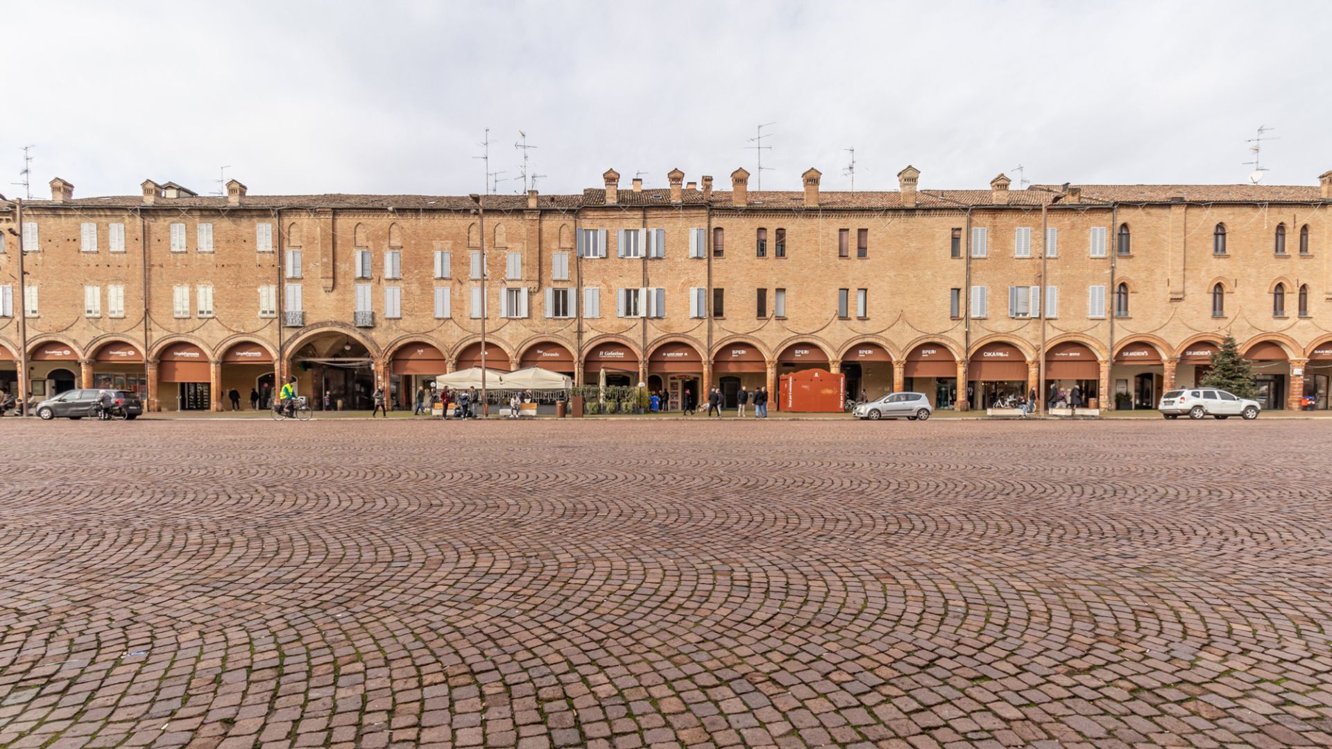 A historic building with a courtyard paved with cobblestones.