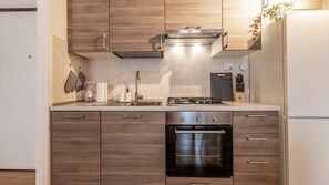 雪櫃、微波爐、焗爐、爐具