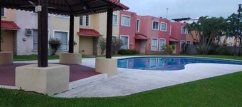 Friendly neighborhood townhouse nearby mall and, 12 mins. airport and ocean.
