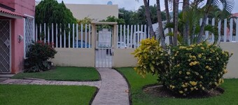 Friendly neighborhood townhouse nearby mall and, 12 mins. airport and ocean.