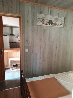 2 makuuhuonetta, vauvan matkasänky