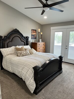 7 Schlafzimmer, Schreibtisch, Bügeleisen/Bügelbrett, Reisekinderbett