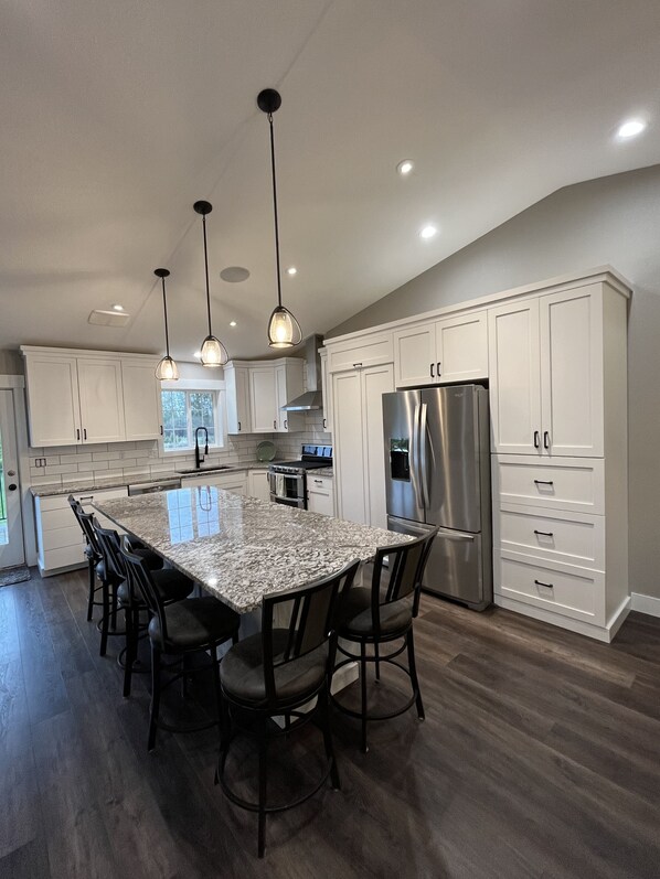 冷蔵庫、電子レンジ、オーブン、コンロ