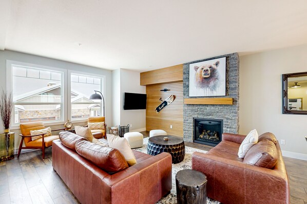 TV, fireplace - Ski-In dog-friendly mountain duplex - with private hot tub & fireplace (White Mountain)