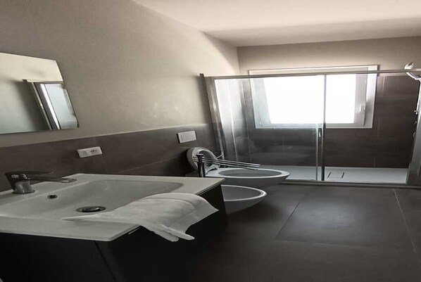 Dusche, Haartrockner, Bidet, Toilettenpapier