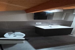 Dusche, Haartrockner, Bidet, Toilettenpapier