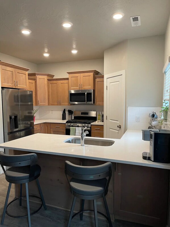 Fridge, microwave, oven, stovetop - Cute Modern townhouse close many Utah national parks (Cedar City)