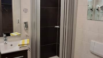 Standard Single Room, Non Smoking | Bathroom | Free toiletries, hair dryer, towels, soap