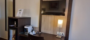 Standard Double Room | Minibar, in-room safe, desk, laptop workspace - Motel RL (Oberthulba)