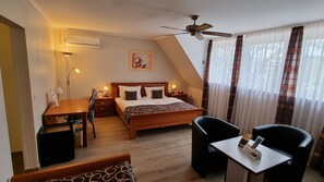 Comfort-Dreibettzimmer | Wohnbereich | 32-Zoll-LED-Fernseher mit Satellitenempfang, Arbeitsbereiche