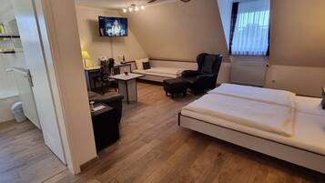 Comfort-Dreibettzimmer | Minibar, Zimmersafe, Schreibtisch, laptopgeeigneter Arbeitsplatz