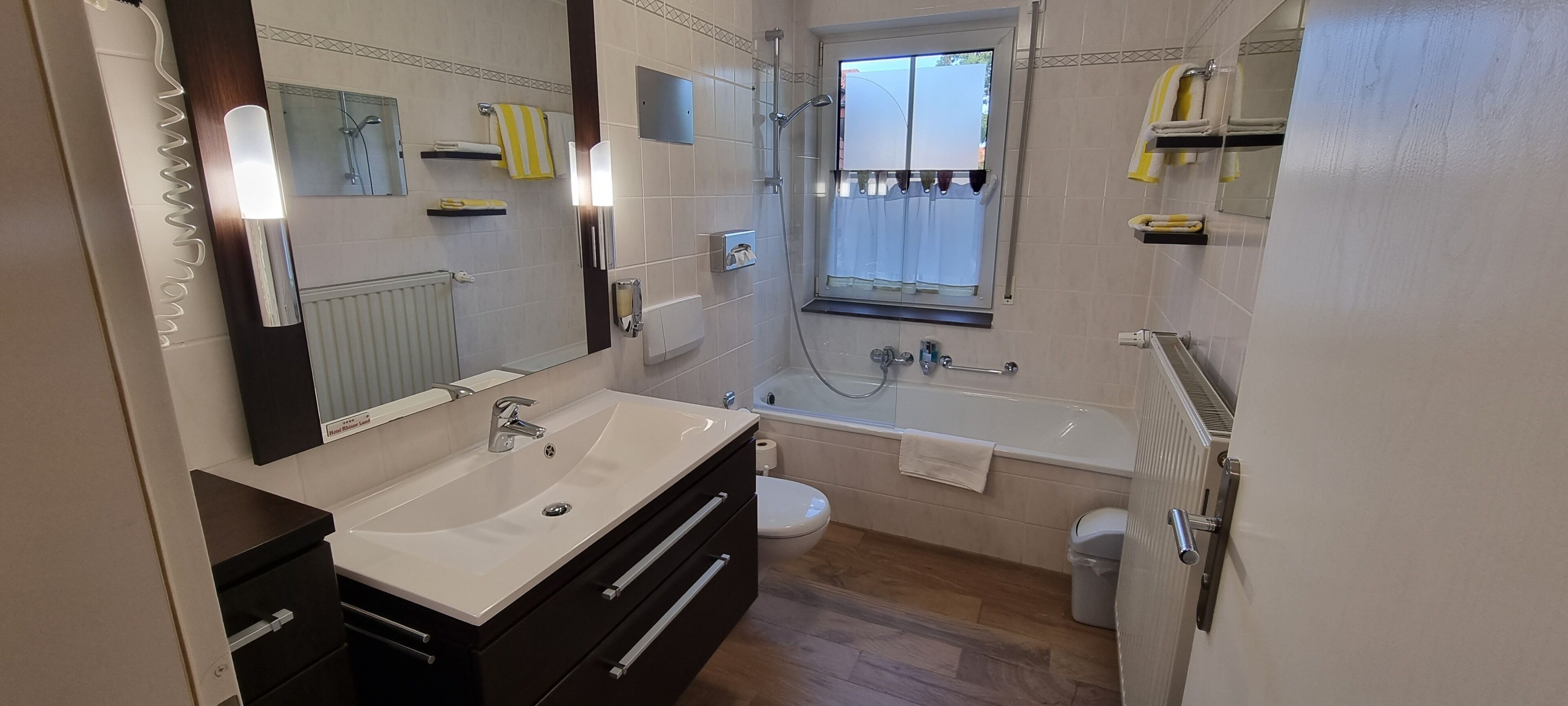 Comfort Triple Room | Bathroom | Free toiletries, hair dryer, towels, soap
