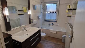 Comfort-Dreibettzimmer | Badezimmer | Kostenlose Toilettenartikel, Haartrockner, HandtĂŒcher, Seife