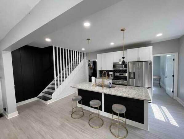 Private kitchen - Updated Modern 3 bedroom. Smart home features.
(Indianapolis)