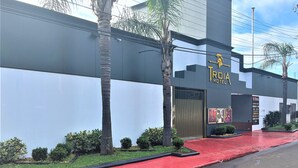 A modern building with a sign for "Troia Motel" and a large number "91" on the facade. - Troia Motel (Foz do Iguaçu)