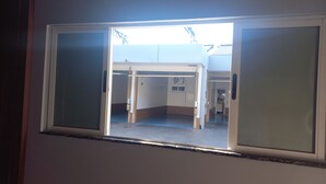 A room with a sliding door leading to a balcony. - Troia Motel (Foz do Iguaçu)