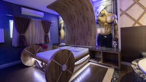 A modern room with a unique bed design, a large mirror, and a wooden wall. - Troia Motel (Foz do Iguaçu)