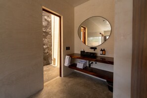 Vil·la, banyera | Bany | Capçal de dutxa tipus cascada i articles de tocador gratuïts 