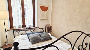 2 camere, una scrivania, ferro/asse da stiro, culla da viaggio