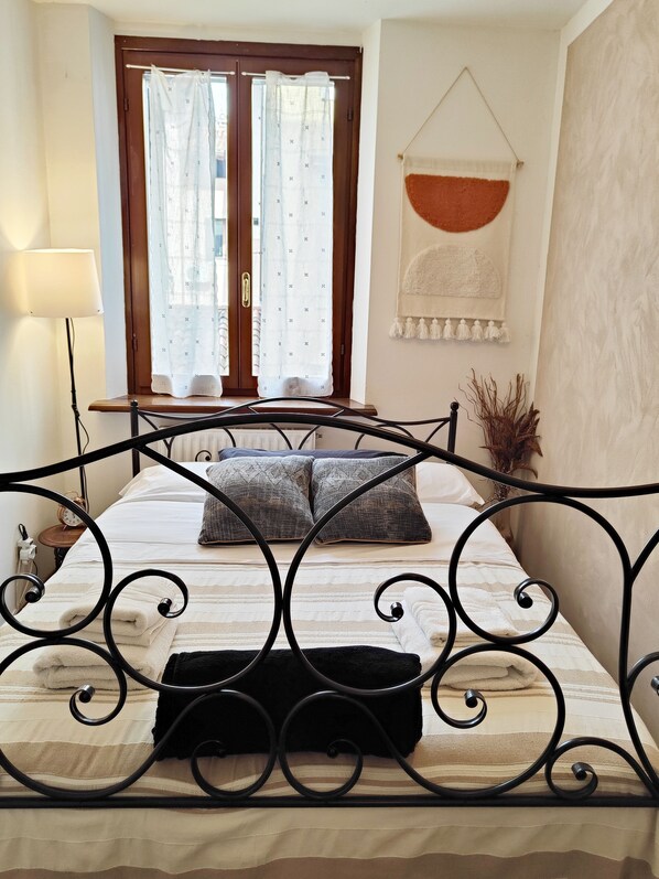 2 Schlafzimmer, Schreibtisch, Bügeleisen/Bügelbrett, Reisekinderbett