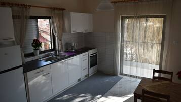 Fridge, oven, stovetop, coffee/tea maker