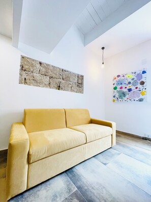 Smart TV, livros, aparelho de som, monitores de computador