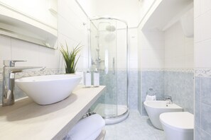 Douche, sèche-cheveux, bidet, serviettes fournies