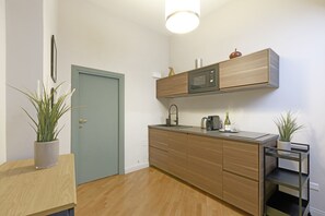 Réfrigérateur, micro-ondes, plaque de cuisson, lave-vaisselle