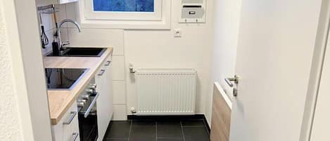 Réfrigérateur, four à micro-ondes, un four, surface de cuisson