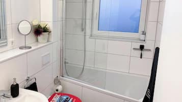 Haartrockner, Handtücher, Seife, Shampoo