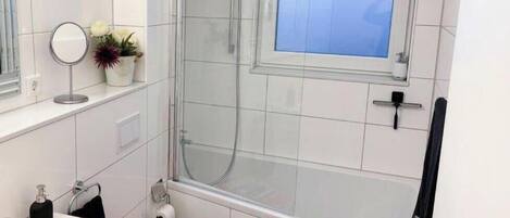 SĂšche-cheveux, serviettes fournies, savon, shampoing