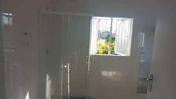 Capçal de dutxa d'hidromassatge i articles de tocador gratuïts