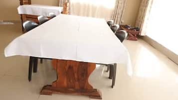 Standard Room | Bathroom | Hydromassage showerhead, free toiletries, hair dryer, towels