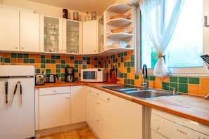 Fridge, microwave, oven, dishwasher - Langlazic - Maison 3 chambres avec jardin (Clohars-Carnoët)