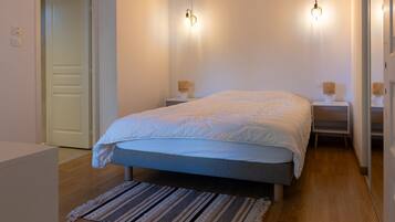 4 bedrooms, iron/ironing board, free WiFi