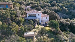 A modern two-story house surrounded by dense forest. - L'Orangeraie de Portigliolo - Vue mer, 4 chambres (Coti-Chiavari)