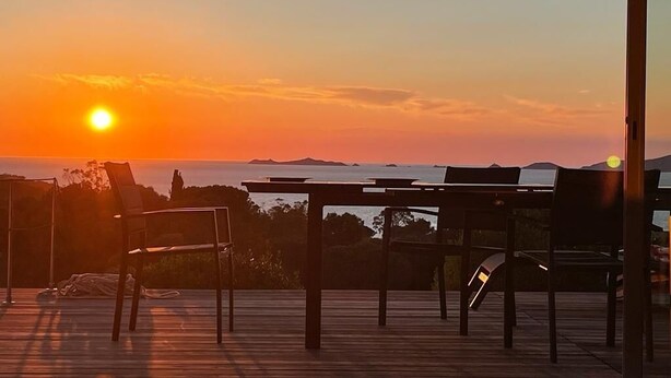 A sunset view from a deck with chairs and a table. - L'Orangeraie de Portigliolo - Vue mer, 4 chambres (Coti-Chiavari)