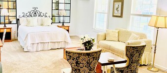 The Gardenia Suites ™ - Suite B ~ Country feel in the heart of Spring Hill.