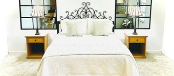 The Gardenia Suites ™ - Suite B ~ Country feel in the heart of Spring Hill.