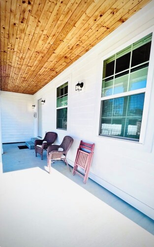 The Gardenia Suites ™ - Suite B ~ Country feel in the heart of Spring Hill.