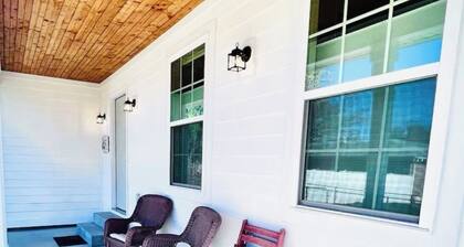 The Gardenia Suites ™ - Suite B ~ Country feel in the heart of Spring Hill.