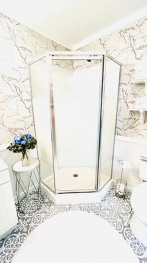 Dusche, Haartrockner, Handtücher, Seife