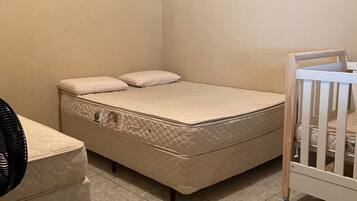 3 habitaciones, tabla de planchar con plancha y cuna de viaje