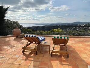 Terrace/patio - Ferienhaus mit Garten, Pool, Sonnenterrasse mit Meerblick. Hunde Willkommen! (Roquebrune-sur-Argens)