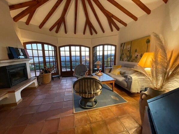 TV, fireplace - Ferienhaus mit Garten, Pool, Sonnenterrasse mit Meerblick. Hunde Willkommen! (Roquebrune-sur-Argens)