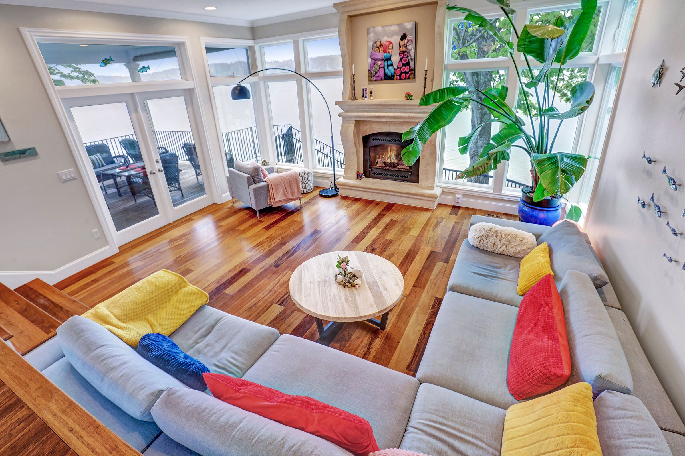 TV connectée, cheminée, livres, chaîne hi-fi