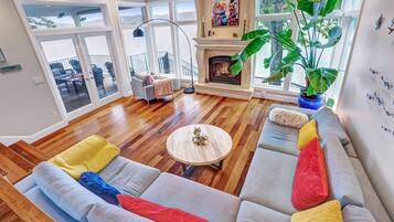 TV connectée, cheminée, livres, chaßne hi-fi