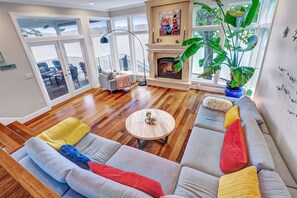 Smart TV, chimenea, libros, estéreo