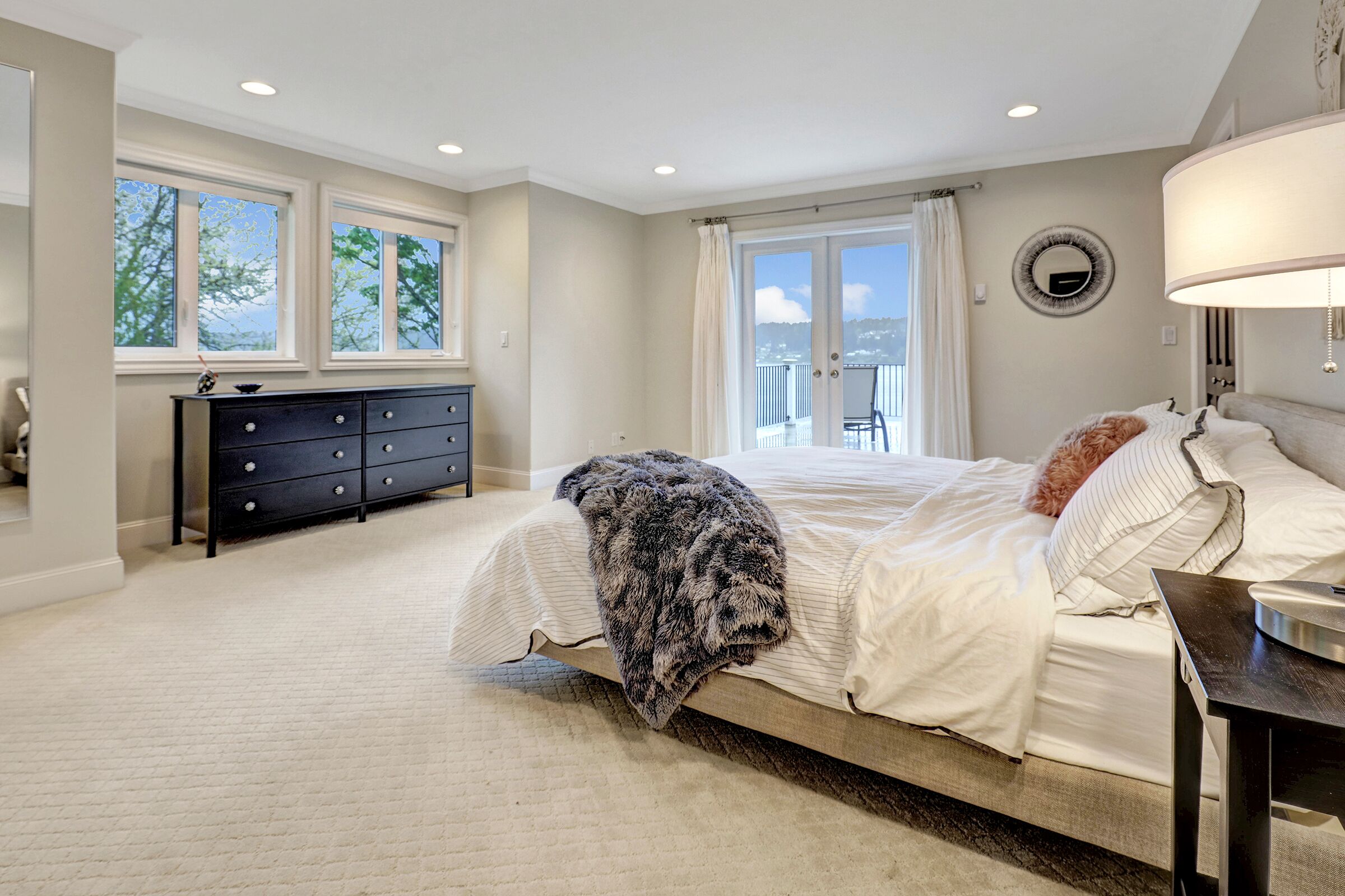 4 bedrooms, desk, iron/ironing board, travel crib