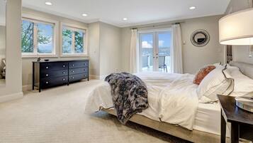 4 bedrooms, desk, iron/ironing board, travel crib